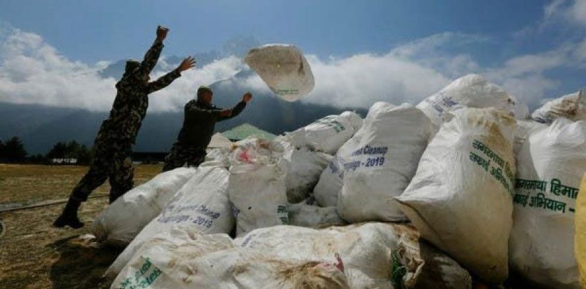 قمة إيفرست أصبحت أكثر تلوثاً ودفئاً