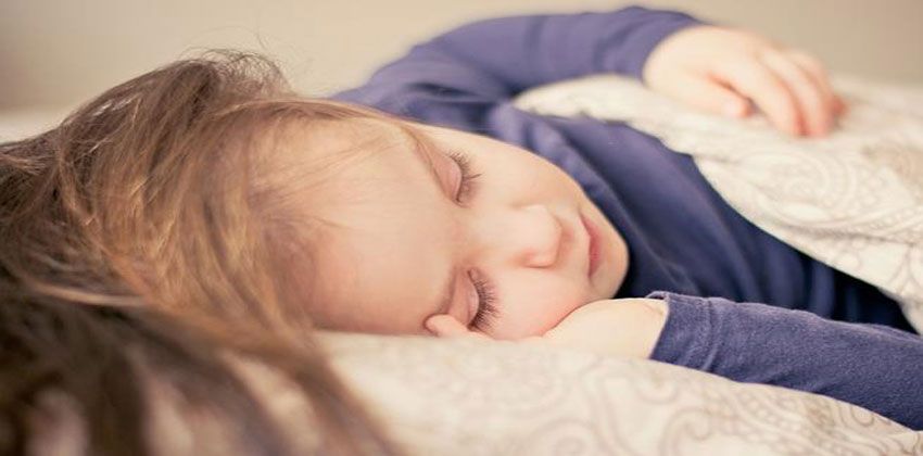 الأطفال يستنشقون مواد كيميائية مرتبطة بالسرطان من فراش النوم!