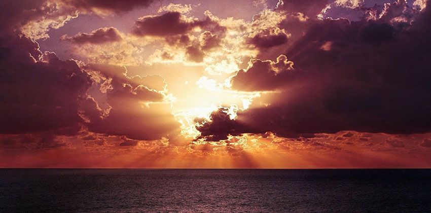 سر اللون الأصفر البنفسجي لغروب الشمس