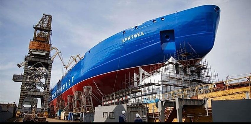 طلاء الجزء السفلي من السفن باللون الأحمر