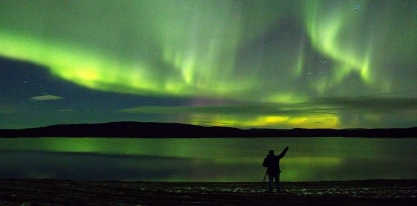 سماء بحيرة إسكتلندية تكتسي باللون الأخضر