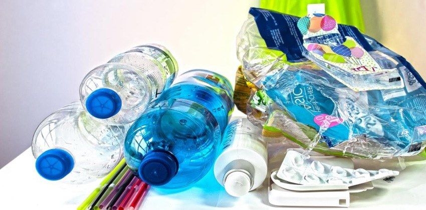 تقنية تُحوّل البلاستيك إلى زيوت ومستحضرات تجميل