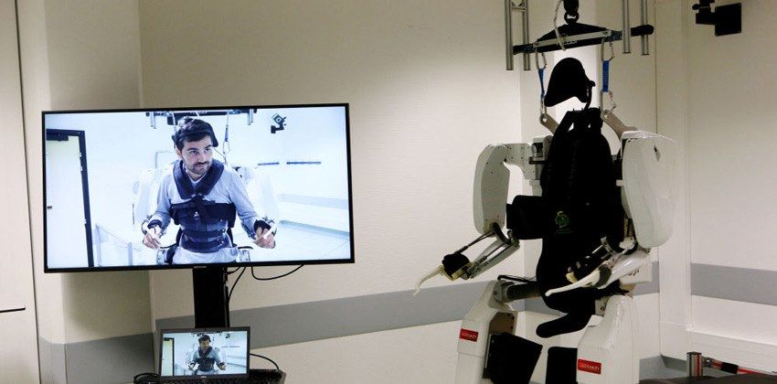 هيكل خارجي آلي يعيد لرجل مشلول القدرة على المشي مجدداً