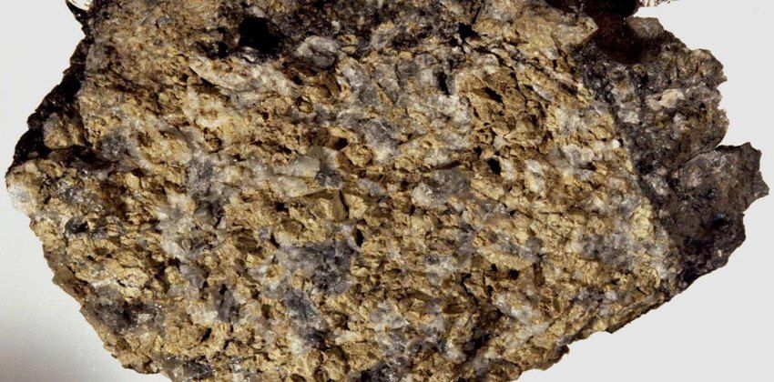 هل تحتوي أعماق القمر على المعادن الثمينة؟