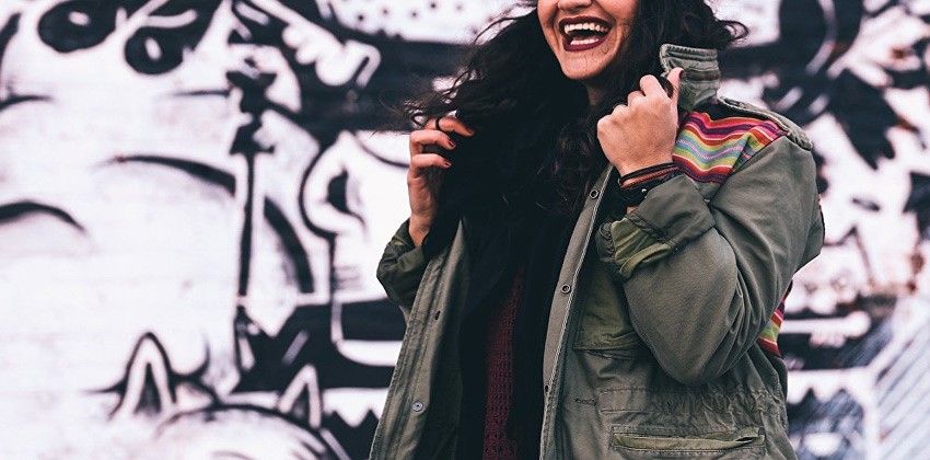 سترة ذكية ترد على المكالمات الهاتفية وتلتقط السيلفي