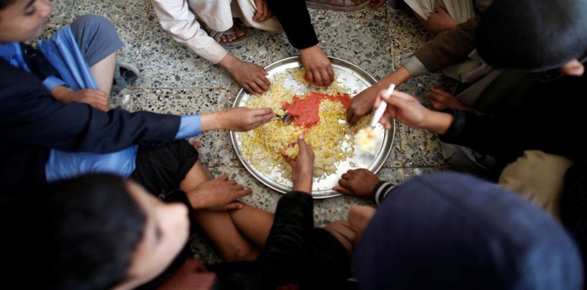 تناول الطعام باليدين