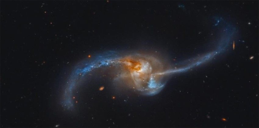 مجرات وثقوب