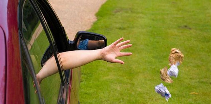 رمي المخلفات في الشارع