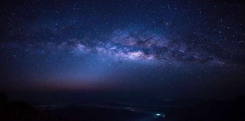 صورة رائعة لظاهرة طبيعية تحت درب التبانة