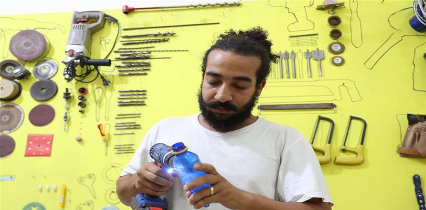 آلات موسيقية من القمامة