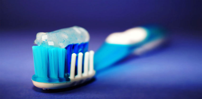 تنظيف الأسنان